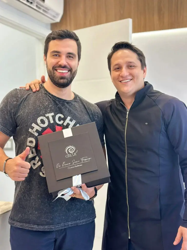 Paciente com Dr. Bruno Sena após tratamento